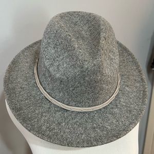 One size fits all Panama hat. Gray with light gray leather hatband.